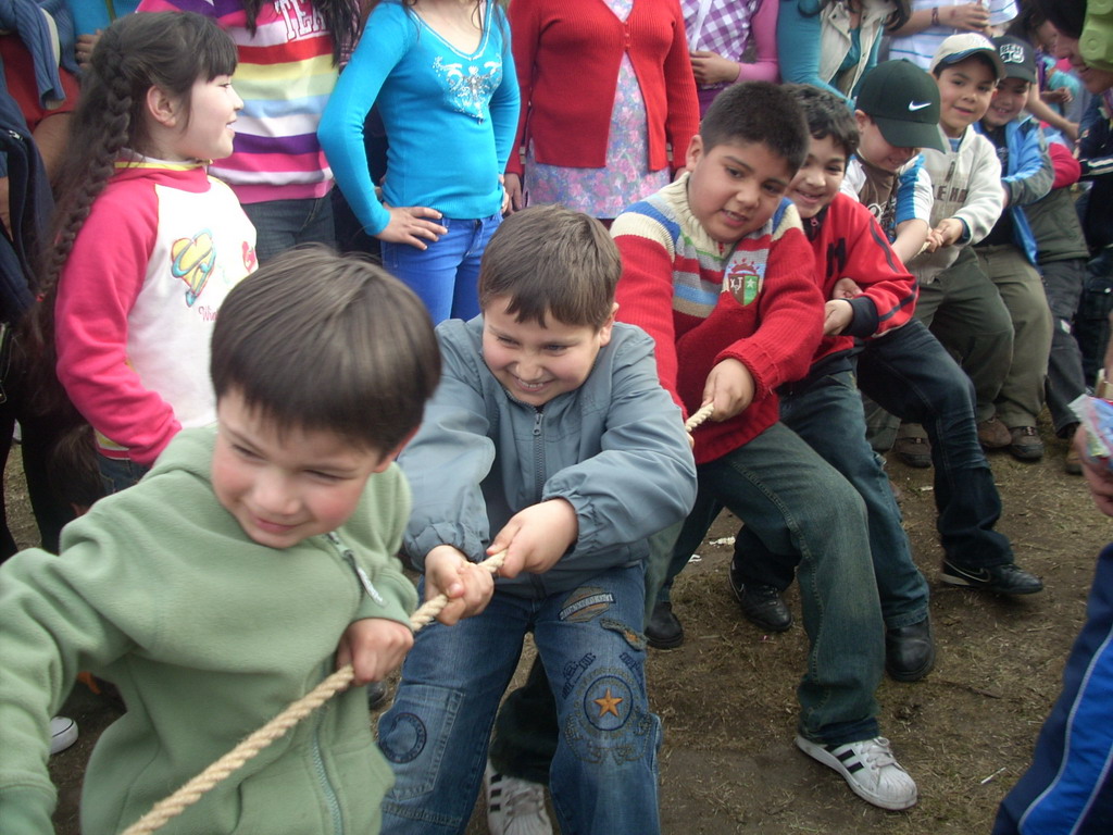 Grupo de niñs jugando a estirar la cuerda hacia su lado. Uno de los muchos juegos populares  a los que todos hemos jugado de pequeños.